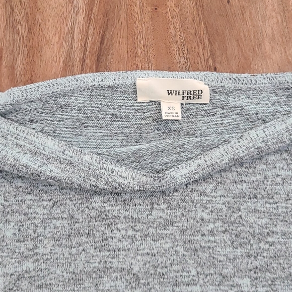 Wilfred free off the should t shirt - Picture 2 of 2